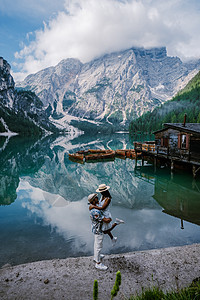 浪漫之地的美丽风景 在高山湖 阿尔卑斯山 多洛米蒂山 意大利 欧洲设有木桥和船只海岸公园天空高山旅行反射湖景森林旅游顶峰图片