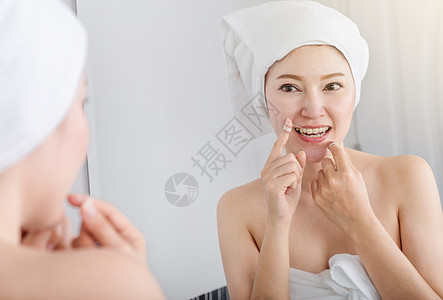妇女使用牙科牙线 在浴室里用镜子照白健康口服诊所毛巾女士卫生洗手间打扫牙齿微笑女性图片