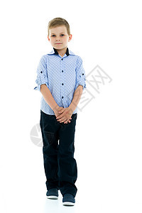 在白种背景上成长成熟的帅小男孩 广告的概念 快乐的童年时期 笑声衣服青年微笑蓝色工作室孩子短裤衬衫幸福白色图片