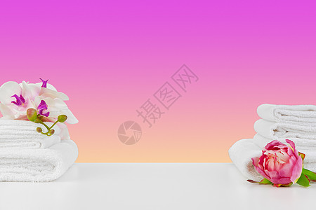 粉红背景的美丽的粉红色花朵和白毛巾花束紫色纺织品白色酒店洗澡浴室温泉织物卫生图片