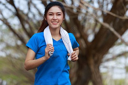 在公园中运行的美丽健身女子女孩街道赛跑者运动活动蓝色成人训练女性娱乐图片