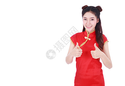 女人穿红长相服 用大拇指 来构思幸福的中国新年概念 孤立在白种背景上工作室拇指女性女孩旗袍手势手指裙子衣服节日图片