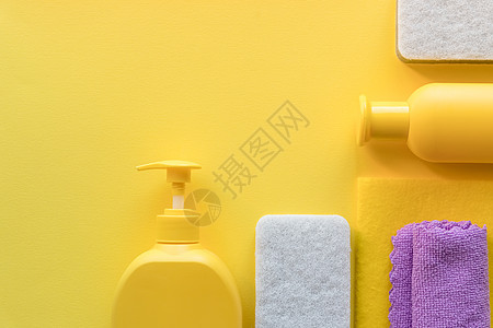 彩色清洁套装适用于厨房 浴室和其他房间的不同表面 黄色背景上的文本或徽标的空白位置 清洁服务理念 清洁项目 定期清理补给品家政瓶图片