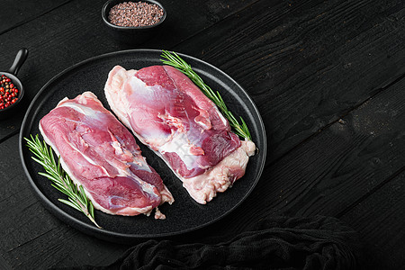 新鲜鸭肉作为食物 生鸭乳 盘上 黑木制桌底 有复制空间和文字空间图片