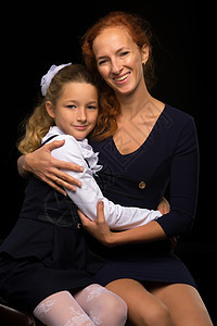 黑背景的妈妈和小女儿工作室肖像卧室孩子幸福成人拥抱女士微笑婴儿父母快乐图片