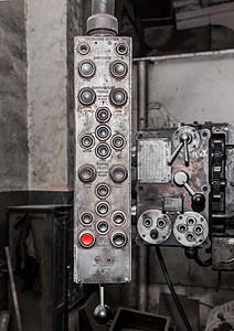 旧式 肮脏的垂直吊挂系统和控制板 并配有工厂工业设备纽扣车站工作工程金属活力电气安全电压木板按钮图片