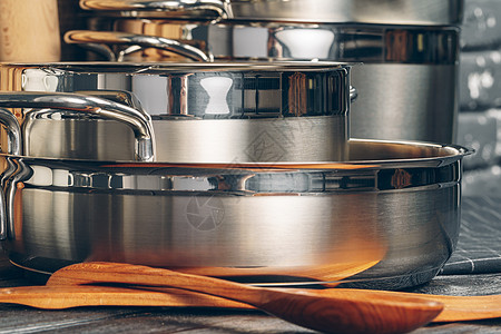厨房的一套不锈钢酱锅木板架子乡村木头家庭烹饪餐具工具收藏风格图片