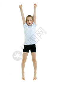 穿干净白色T恤的小男孩跳起来很有趣精力男生儿子男性幸福牛仔裤童年乐趣闲暇运动图片