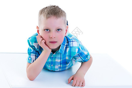 一个漂亮的小男孩在白色立方体附近被拍照玩具游戏婴儿活动童年男生幼儿园学习积木地面图片