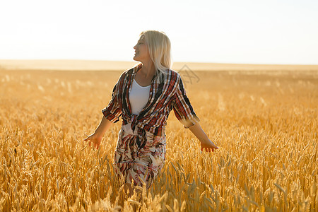一个女孩在小麦口袋里 白人女人在外面摆着小燕子幸福钦佩极乐谷物农妇女孩薪水小穗太阳国家图片