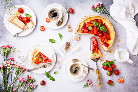 平铺草莓芝士蛋糕浆果烹饪馅饼甜点水果奶油蛋糕美食杯子咖啡图片