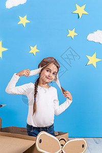 身着飞行员服装的小女孩 正在玩耍 梦想飞过云层上冒险旅行探险家动机英雄幸福成功头盔想像力玩具图片