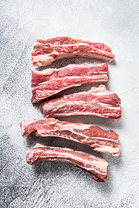 Raw 切片小牛肉备用肋骨 白色背景 顶部视图羊肉香料架子胡椒屠夫厨房食物空闲红色迷迭香图片