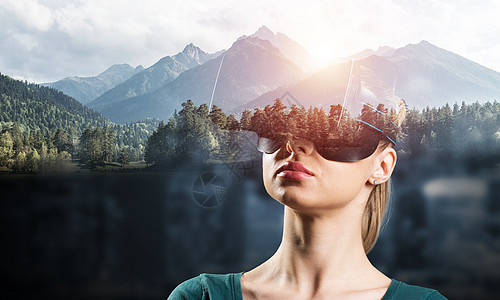 戴VR眼镜的年轻女性娱乐国家虚拟现实展示阳光游戏技术闲暇风镜耳机图片
