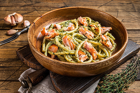 意大利传统面食 al Salmone Bucatini 意大利面配烟熏三文鱼 木制的背景 顶视图图片