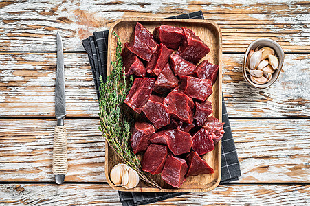 Raw 切片牛肉或小肠心脏 放在有百香 白色木本底的木质托盘中动物内脏屠夫食物厨房器官猪肉肌肉羊肉营养图片