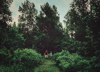 在森林中行走的黑皮夫妇图片