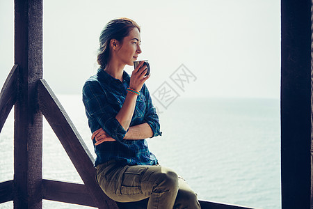 女孩在海岸的arbor休息图片