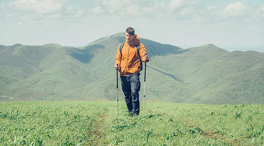 山里有登山者图片