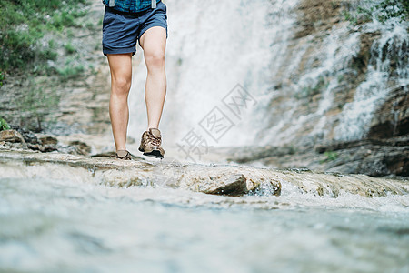 偷渡女孩横渡河流女性瀑布旅行女士远足穿越探险家冒险游客旅游图片