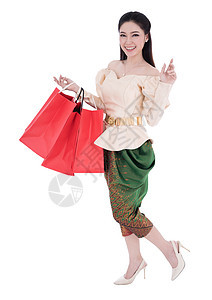 身着泰国传统妇女服装 手持白种背景孤立的购物袋女士顾客购物快乐销售历史时尚文化微笑节日图片