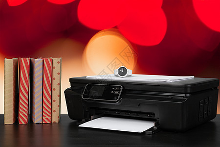 在模糊背景下堆放书本和家用打印机工作文档商业桌面技术扫描复印件打印桌子文书图片
