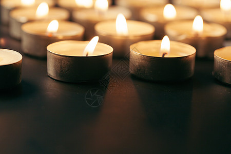 在黑暗的桌上烧蜡烛 文本的空间 丧葬符号灵魂教会燃烧辉光浪漫庆典记忆烧伤烛光橙子图片