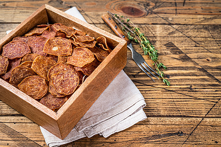 来自牛肉和猪肉的混血肉 木制背景 顶视图 复制空间图片