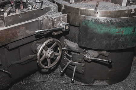 工厂车间金属加工铁制品的旧旋转木马机床和设备工人工具生产商业控制电脑建造安全机器职业图片