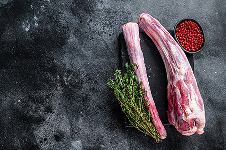 大理石板上的新鲜生全牛肉小牛肉牛尾肉和香草 黑色背景 顶视图 复制空间白色厨房红色木板奶牛牛扒炙烤饭馆烹饪尾巴图片