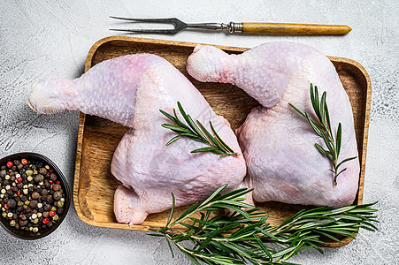 切削板上的生鸡腿 白色背景 顶端视图美食迷迭香烹饪香料食物粉色桌子鸡肉胡椒木板图片