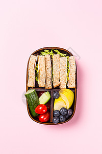 配三明治的学校木制午餐箱早餐小吃黄瓜盒子饭盒食物健康饮食教育浆果图片
