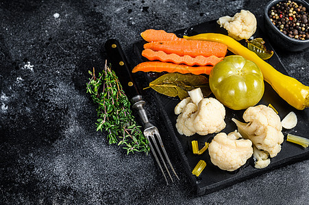 新鲜保留地蔬菜 自制美味咸菜 在大理石板上 黑色背景 顶视图 复制空间桌子黄瓜绿色白色食物杂货店香料胡椒收成盐渍图片