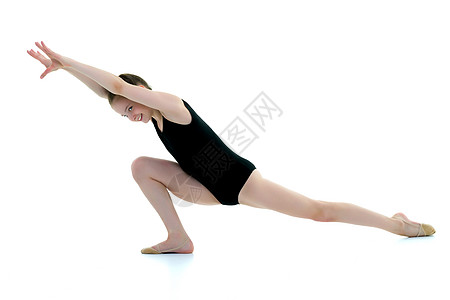 体操运动员在地板上表演一种杂技元素平衡女孩有氧运动女性运动演员孩子身体快乐闲暇图片