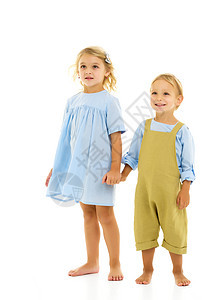 一个男孩和一个女孩手牵手女性微笑情感童年闲暇家庭公园男朋友幸福兄弟背景图片