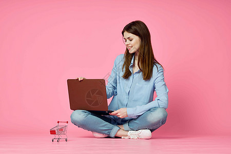 网上粉红背景的互联网通讯 在地板上坐着笔记本电脑的妇女白色商业信用电子商务银行业技术卡片网络地面房间图片