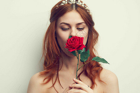 具有玫瑰花妆化妆型的有魅力女子配饰金发温泉嘴唇玫瑰身体口红裙子女性冒充图片