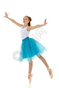 穿着拖鞋和指尖鞋的可爱小女孩 在演播室里跳着白色背景的舞短裙灵活性乐趣舞蹈紧身衣训练艺术童年芭蕾舞足尖图片