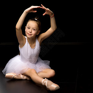 美丽的小芭蕾舞女 在黑色背景 舞蹈概念短裙灵活性学校姿势紧身衣艺术婴儿孩子舞蹈家戏服图片