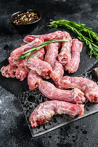 Raw Turkan在切削板上的颈肉 黑色背景 顶端视图烹饪饮食产品内脏白色杂货店营养红色脖子盘子图片