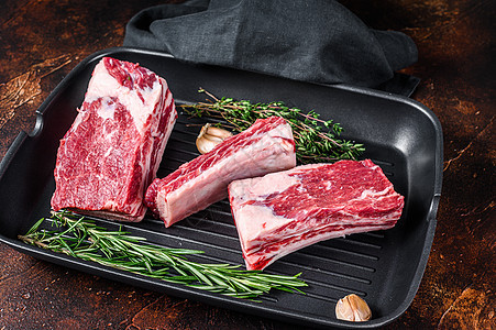 牛肉牛排短肋肉 放在烤炉锅里 准备做饭牛扒美食架子空闲乡村肋骨红色白色炙烤牛肉图片