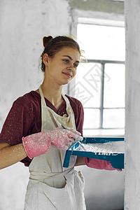 女画家 在白围裙家庭装修房内成人头发房间检查刷子头巾房子女孩绘画工作图片