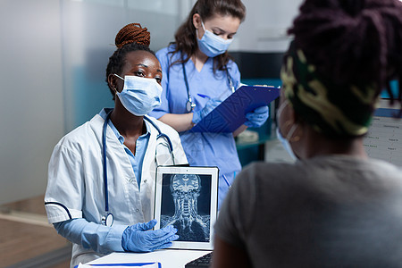 非洲裔美国放射科医生解释放射学专业知识从业者医院诊所面具咨询药品考试射线症状骨头图片