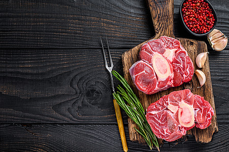 生肉牛排 义大利面的牛排 黑木本背景 顶部视图 复制空间小腿木板食物乡村黑色小牛迷迭香牛扒屠夫胡椒图片