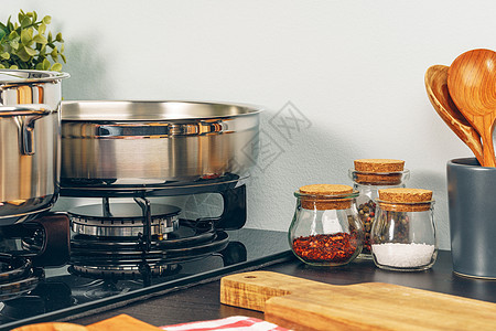 厨房煤气炉灶上的清洁酱油锅用具桌子气体柜台财产秘密奢华器具食物金属图片