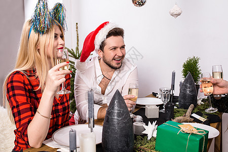 圣诞派对快乐的朋友们 喝酒和玩乐成人酒精玻璃裙子喜庆帽子夜生活女性杯子酒吧图片