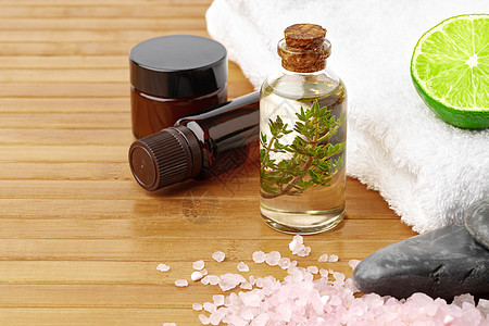 木制桌上的抽水程序美容处理项目石头身体治疗护理毛巾擦洗作品化妆品芳香浴室图片