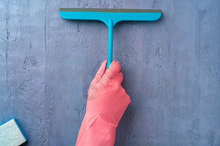 手持粉色手套 握着窗清洁刷水器卫生玻璃广告看门人洗涤剂家庭房子刮刀工具图片