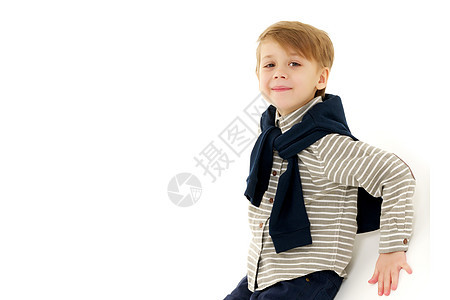 小男孩坐在地板上孩子儿子地面童年工作室青年婴儿喜悦白色微笑图片