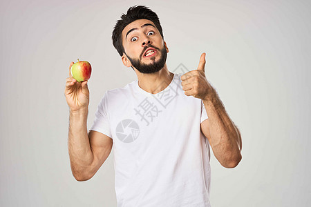 白T恤苹果健康 适当营养的长胡子男子男性胡椒市场水果乐趣食物玉米店铺盘子微笑图片
